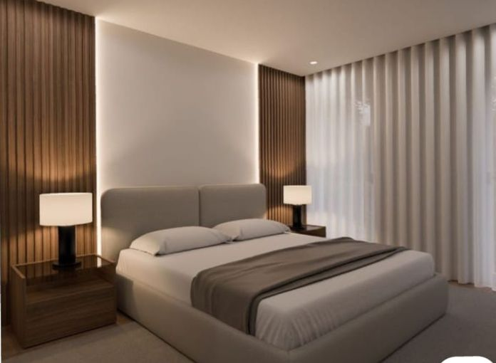 Quarto com painéis ripados em madeira e iluminação indireta em pladur